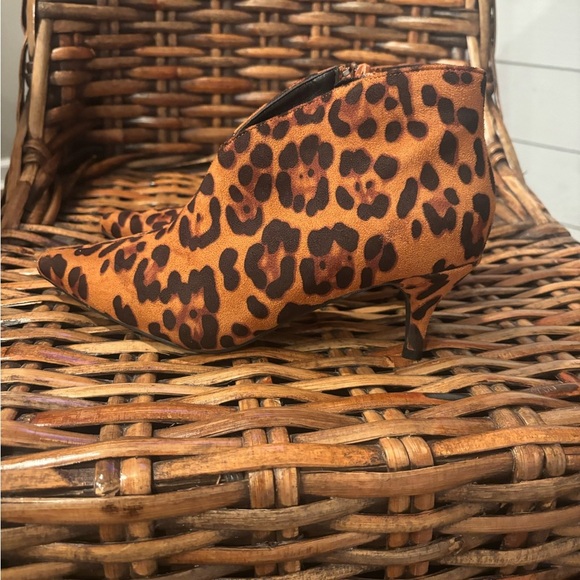 Allegra K Chic Leopard Pointy Toe Kitten Heels in size. Only worn a few times ! - Picture 9 of 10